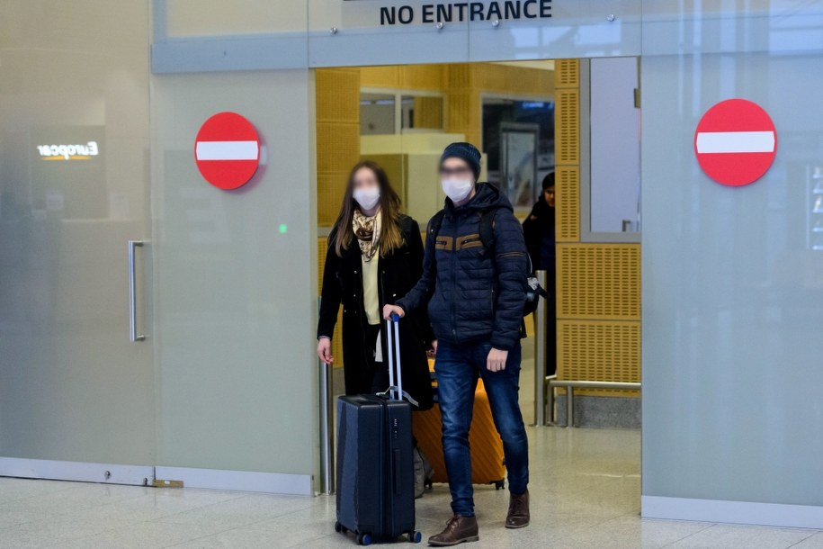 Podróżni na lotnisku w Poznaniu /Jakub Kaczmarzyk /PAP