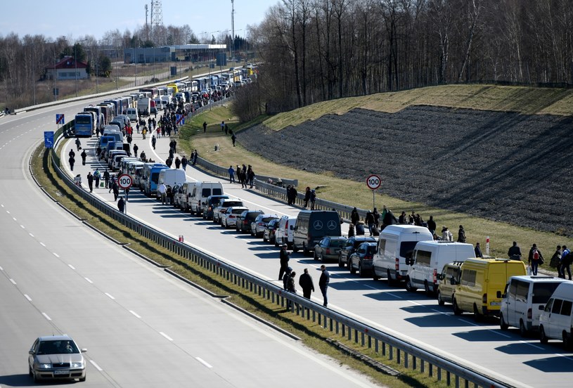 Podróżni oczekujący na przekroczenie granicy przed przejściem w Korczowej /Darek Delmanowicz /PAP