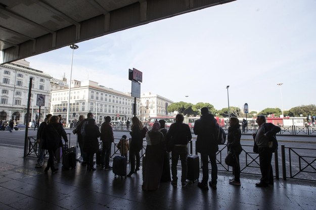 Podróżni przed budynkiem dworca Termini /ANGELO CARCONI /PAP/EPA