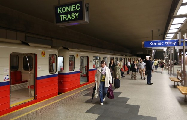 Podróżni w stolicy znów będą mogli korzystać z całej I linii metra /Radek Pietruszka /PAP