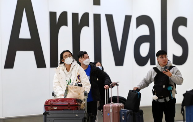 Podróżni z Chin na londyńskim lotnisku Heathrow /ANDY RAIN /PAP/EPA