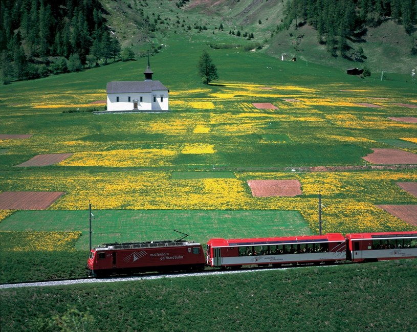 Podróżując koleją panoramiczną, zobaczymy wiele urokliwych zakątków kraju /Switzerland Tourism