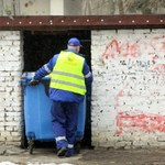 Podrzucają odpady do śmietników i nie płacą. "Sprawą zajmie się premier"