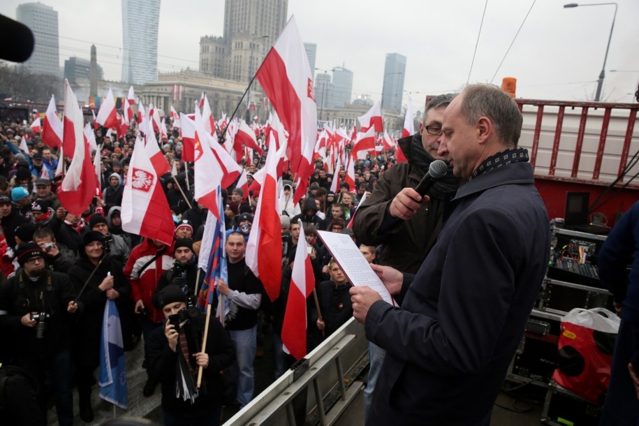 Podsekretarz stanu w Kancelarii Prezydenta RP Wojciech Kolarski odczytuje list prezydenta Andrzeja Dudy do uczestników Marszu Niepodległości /Tomasz Gzell /PAP