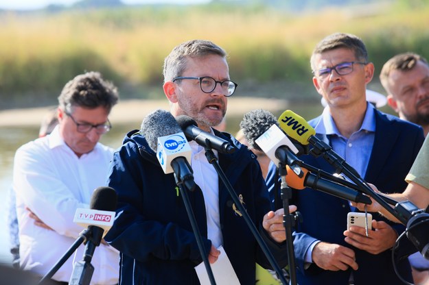 Podsekretarz stanu w Ministerstwie Infrastruktury Grzegorz Witkowski i prezes Wód Polskich Przemysław Daca na konferencji prasowej we wsi Cigacice / 	Lech Muszyński    /PAP