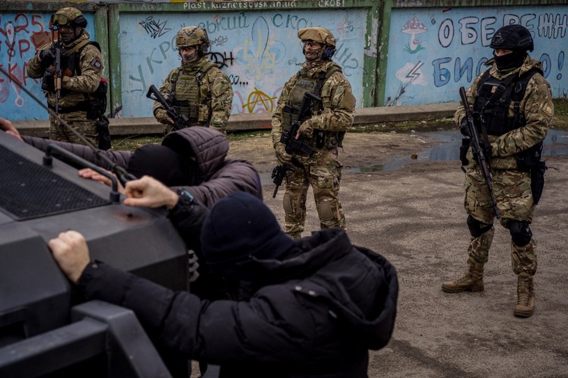 Podsłuchiwanie rozmów telefonicznych rosyjskich żołnierzy, szpiegów czy kolaborantów to jedno z podstawowych narzędzi walki z agresorem ukraińskich służb od wojskowego wywiadu po policję /DIMITAR DILKOFF/AFP /AFP