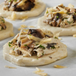 Podsmażam kurczaka, dorzucam pieczarki, sięgam po ciasto francuskie. Na sylwestrze ta przekąska zrobi furorę