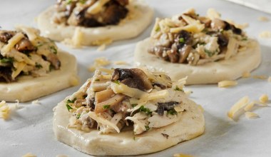 Podsmażam kurczaka, dorzucam pieczarki, sięgam po ciasto francuskie. Na sylwestrze ta przekąska zrobi furorę