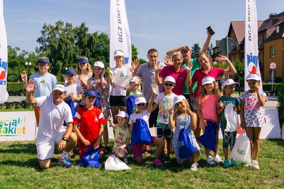 Podstawą zajęć tenisowych dla dzieci jest dobra zabawa. /Karolina Zajączkowska /materiały promocyjne