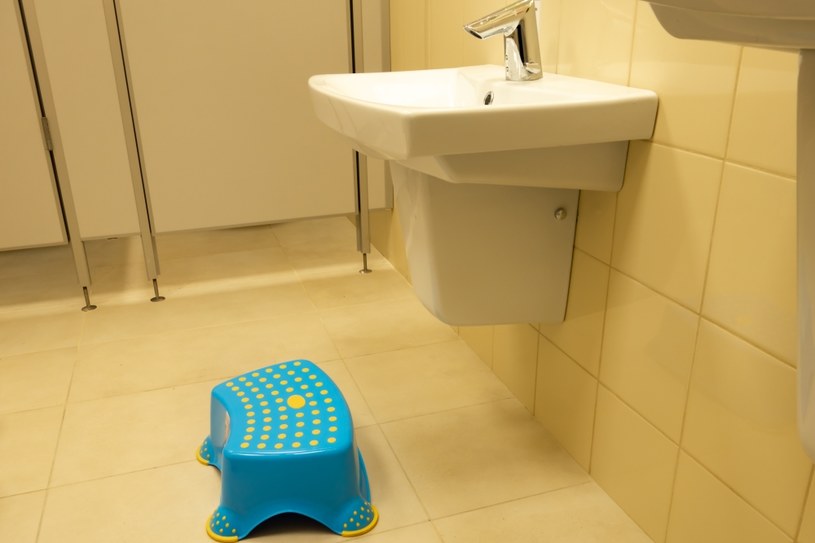 Podstawka służąca małym dzieciom do sięgania do umywalki pomoże także w uzyskaniu prawidłowej pozycji na sedesie /123RF/PICSEL