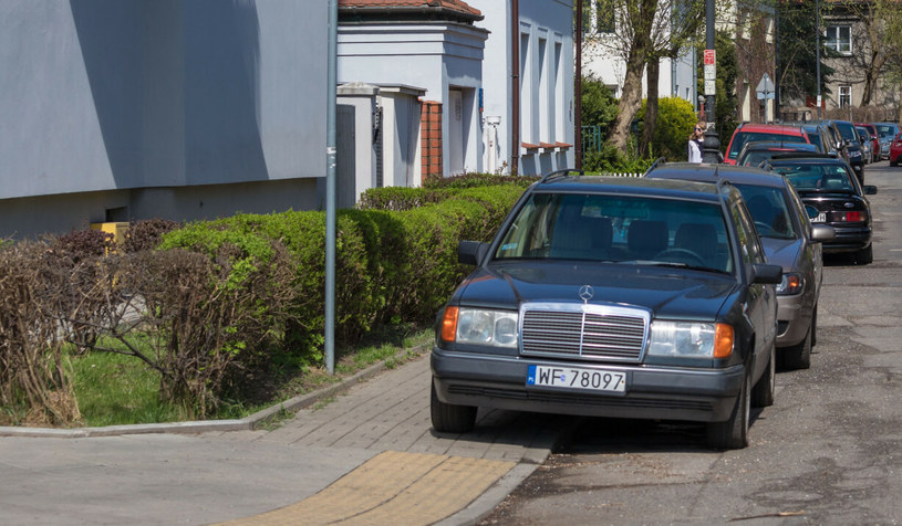 Podstawowa zasada parkowania na chodniku: zostaw 1,5 metra miejsca dla pieszych / Arkadiusz Ziolek /East News