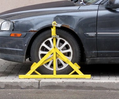 Podstawowe błędy podczas parkowania na chodniku. Na bank dostaniesz mandat