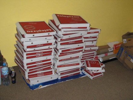 Podstawowy element wyposażenia sali - pizza! /INTERIA.PL