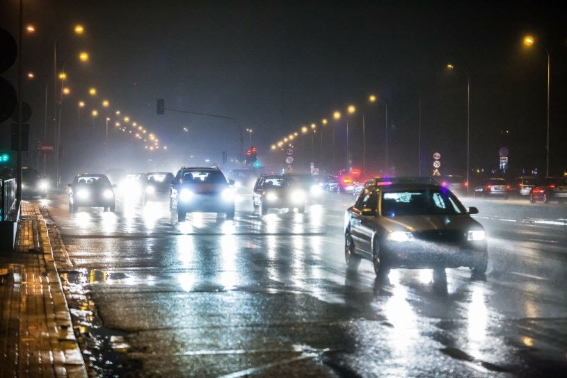 Podstawowym warunkiem bezpieczeństwa na drodze jest korzystanie z właściwych świateł w samochodzie. /Adam Burakowski/REPORTER /East News