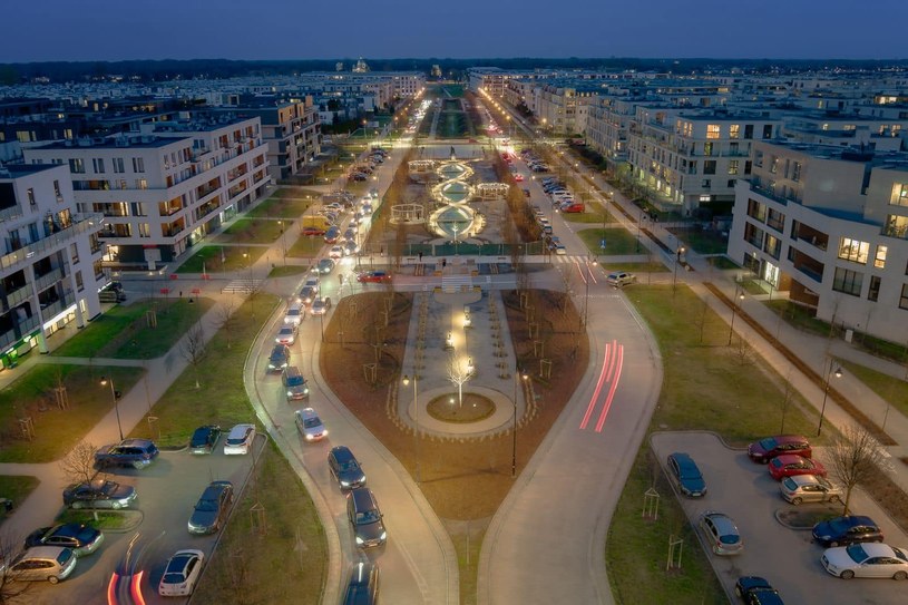 Podświetlenie parku podkreśla interesujący układ sadzawek i alejek. /Ludwik Rakowski /Facebook