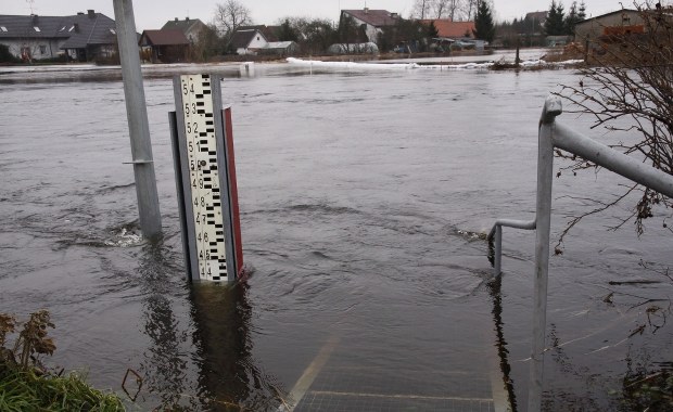 Podtopienia i przekroczone stany alarmowe na rzekach