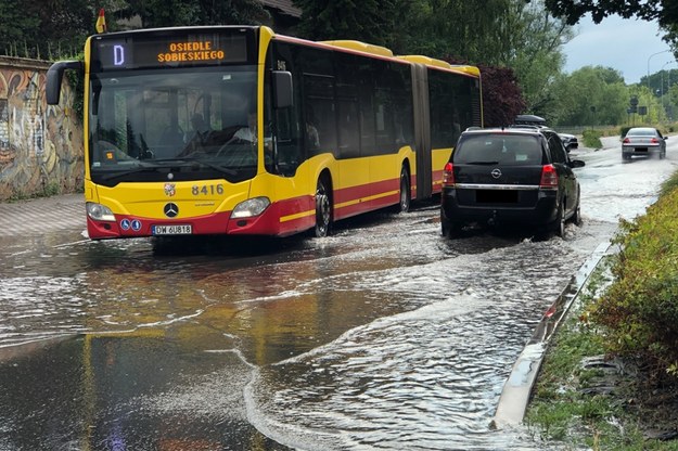 Podtopienia po ulewie na ul. Krzywoustego we Wrocławiu - zdjęcie z czerwca 2023 r. /Tomasz Golla /PAP