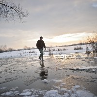 Mieszkaniec Kolonii Ostrów w drodze do miejscowości Jeziorzany