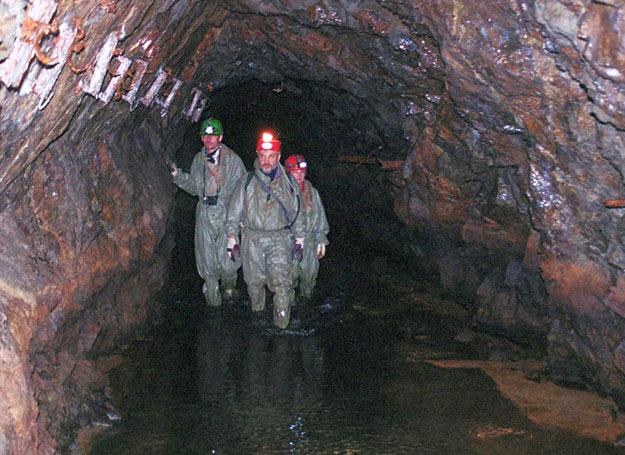 Podtopiony odcinek w głębi sztolni "Gertruda" podczas eksploracji latem 2004 r. /Odkrywca