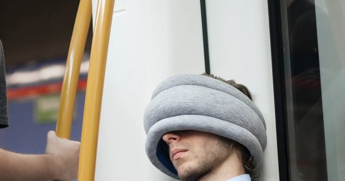 Poduszka podróżna do krótkich drzemek Ostrichpillow może się bardzo przydać nie tylko jesienią i zimą /materiał zewnętrzny