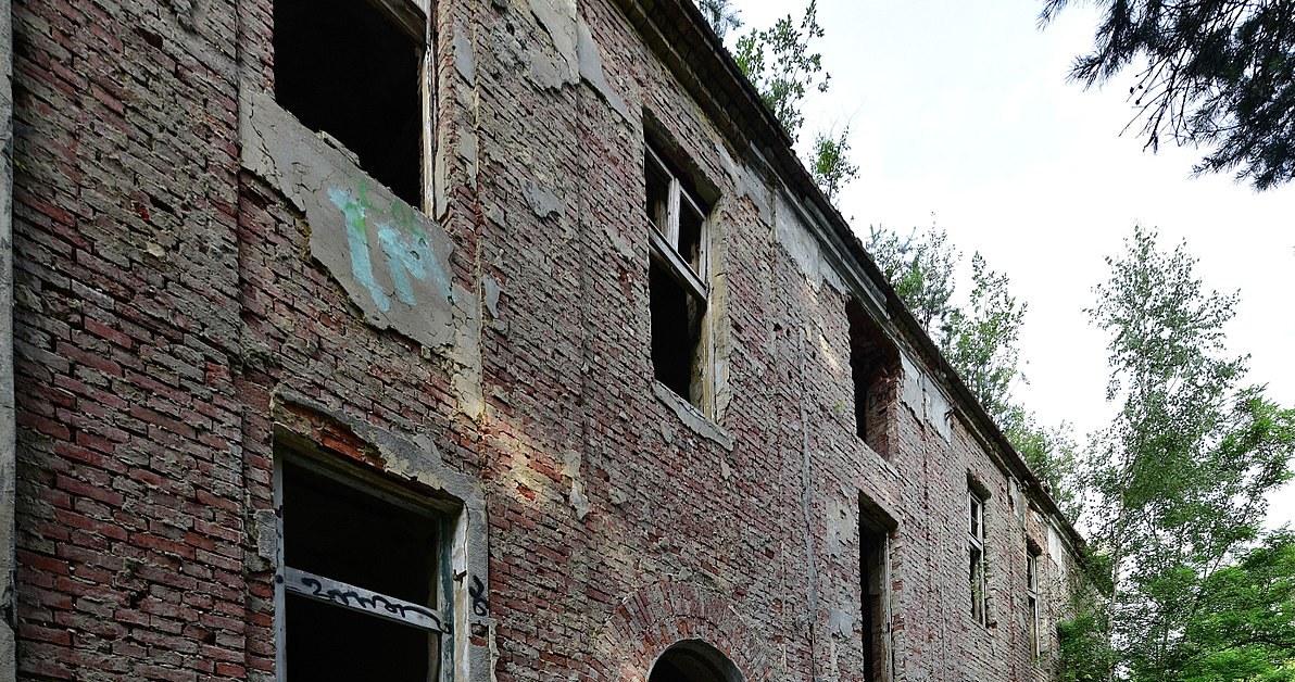 Podwarszawski Śródborów, dziś część Otwocka, ukrywa w lasach wiele opuszczonych sanatoriów. Na zdjęciu "Zofiówka" /Adrian Grycuk/CC 3.0 /Wikimedia