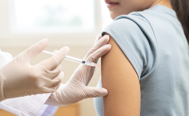 Podważali sens szczepień i maseczek. Izba Lekarska zdecydowała ws. medyków 