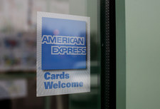 "Podważanie wyników wyborów". American Express zawiesza dotacje