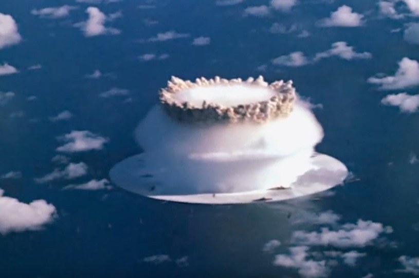 Podwodne wybuchy nuklearne mogą wywołać niszczycielskie tsunami /YouTube