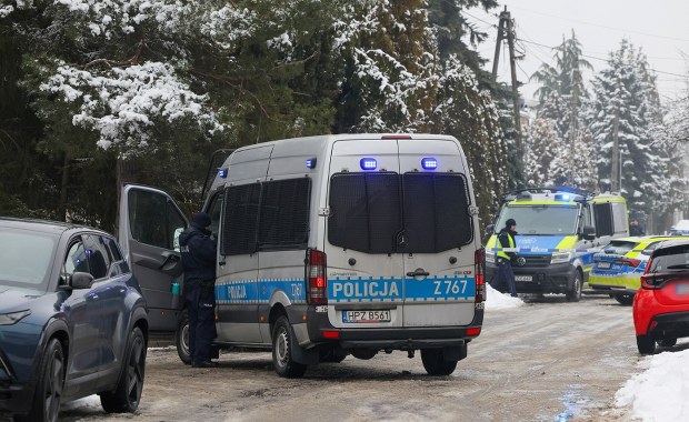 Podwójne zabójstwo w Warszawie. W domu zabarykadował się mężczyzna 