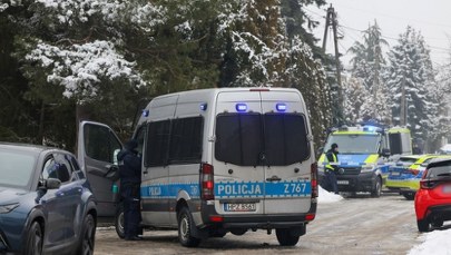 Podwójne zabójstwo w Warszawie. W domu zabarykadował się mężczyzna 