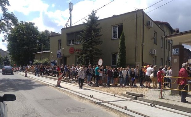 Podwójny rocznik w szkołach. W Sosnowcu gigantyczna kolejka przed Medycyną Pracy