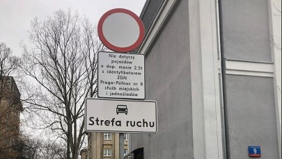 ​Podwórka zastawione autami. Po rozszerzeniu strefy parkowania na Pradze