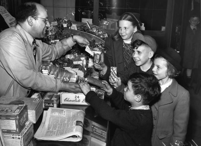 Podwyżka cen słodyczy była jedną z najgorszych decyzji rządu Mackenzie Kinga /Getty Images/Flash Press Media