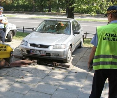 Podwyżka opłat za odholowanie i przechowywanie samochodu. Kiedy są naliczane?