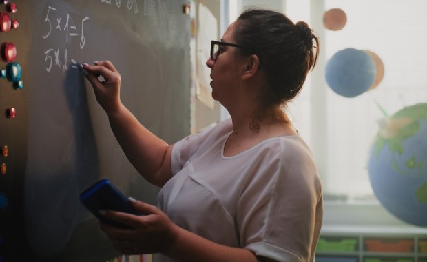 Podwyżki dla nauczycieli potwierdzone. Ile wyniosą nowe stawki?
