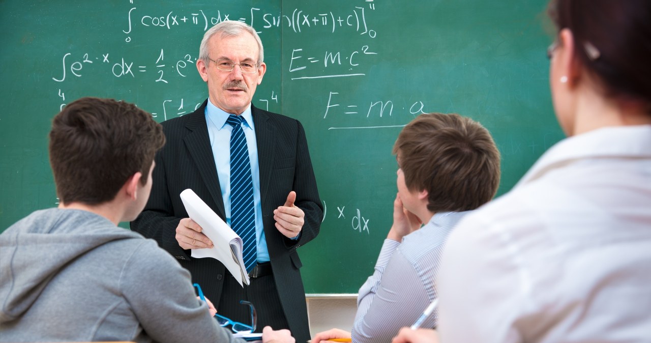 Podwyżki od początku 2026 roku dotyczą nauczycieli wszystkich stopni awansu zawodowego.