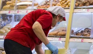 „Podwyżki” w Auchan. Sieć podnosi pensje o 60 złotych