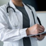 Podwyżki w ochronie zdrowia. Od lipca najwyższe stawki przekroczą 12 tys. zł