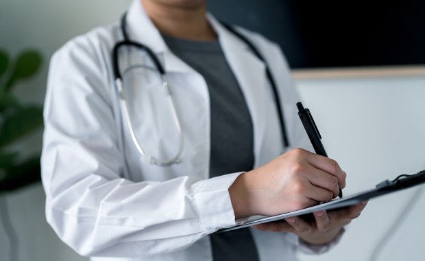 Podwyżki w ochronie zdrowia. Od lipca najwyższe stawki przekroczą 12 tys. zł