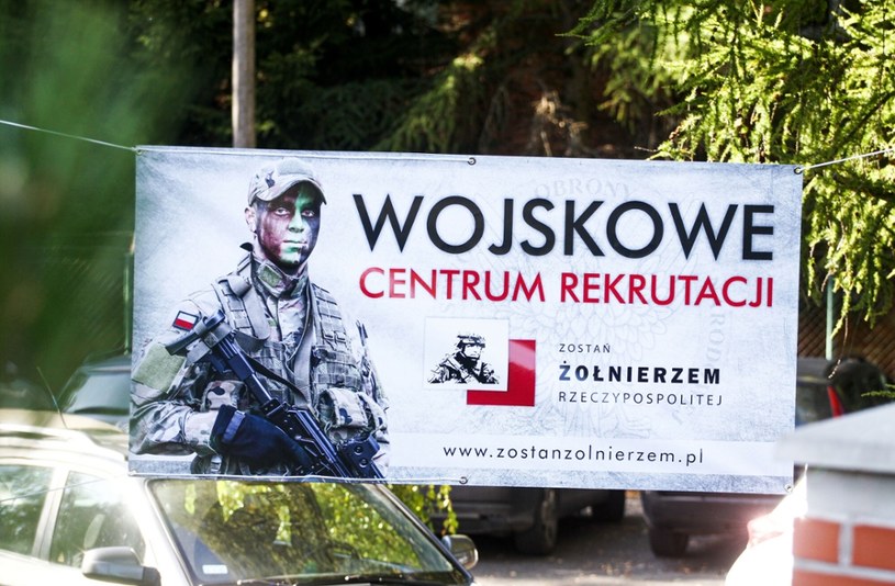 Podwyżki w wojsku. Ile będą zarabiać zawodowi żołnierze?/ fot. plakat Wojskowego Centrum Rekrutacji /Fot. Artur Szczepański/REPORTER /East News