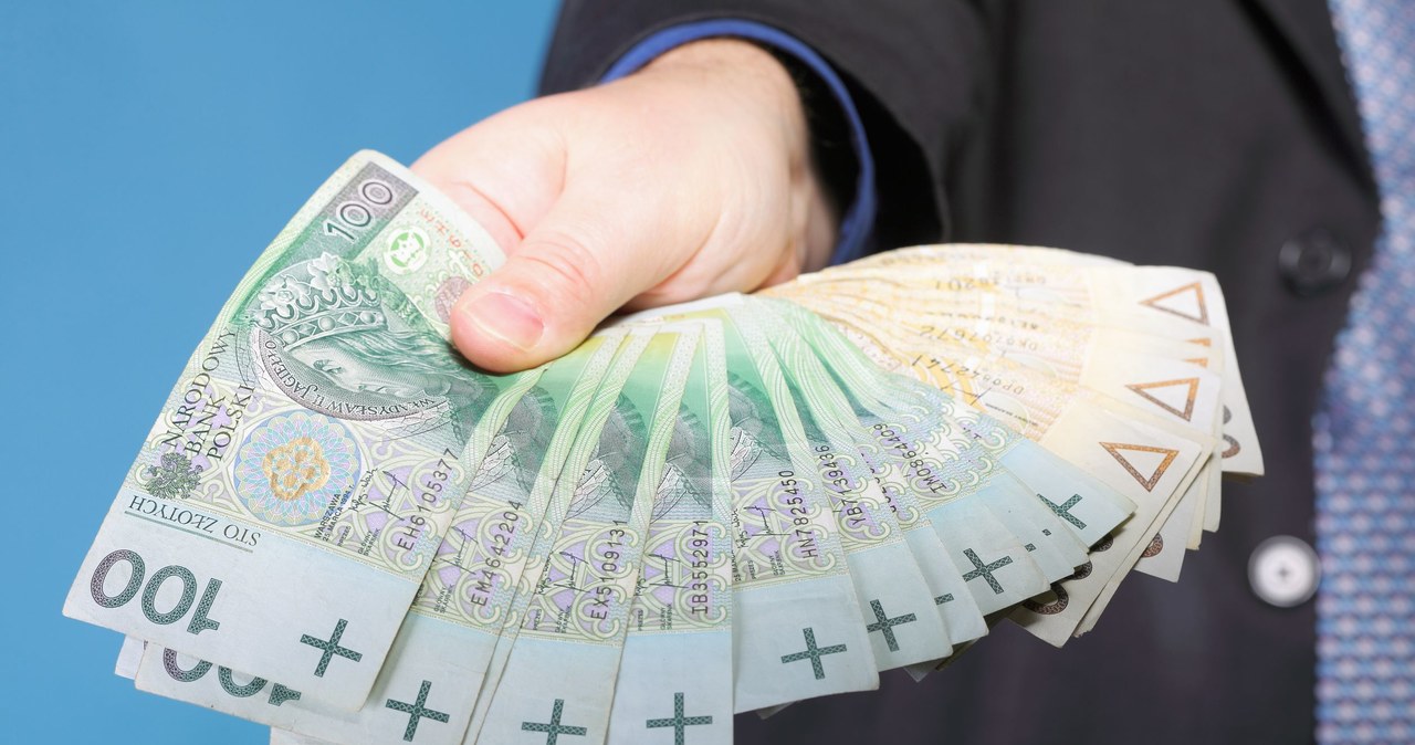 Podwyższenie wynagrodzeń w kolejnych 6 miesiącach planuje 36 proc. firm /123RF/PICSEL