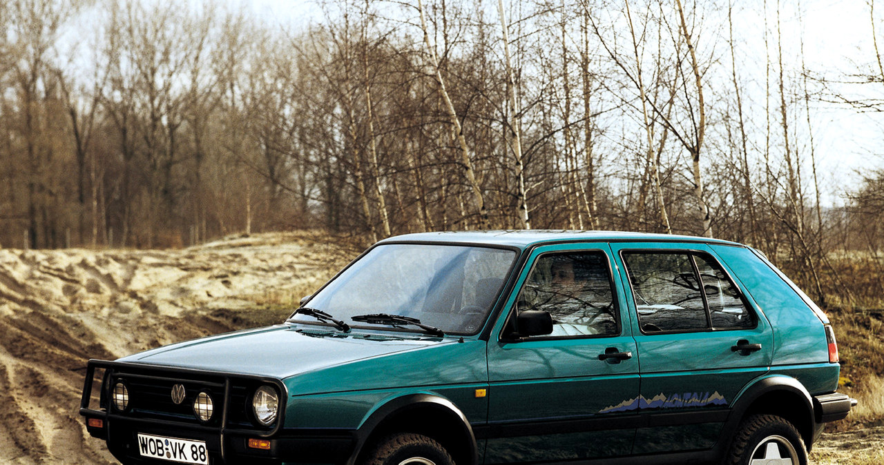 Podwyższony Golf Country miał napęd 4x4 i koło zapasowe na tylnej klapie. Tylko wersja 5-drzwiowa. /Volkswagen