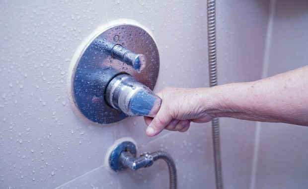 Podwyższony poziom bakterii w podkarpackim szpitalu. Wyłączono część pryszniców