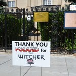 Podziękowania za Wiedźmina przed polską ambasadą w USA