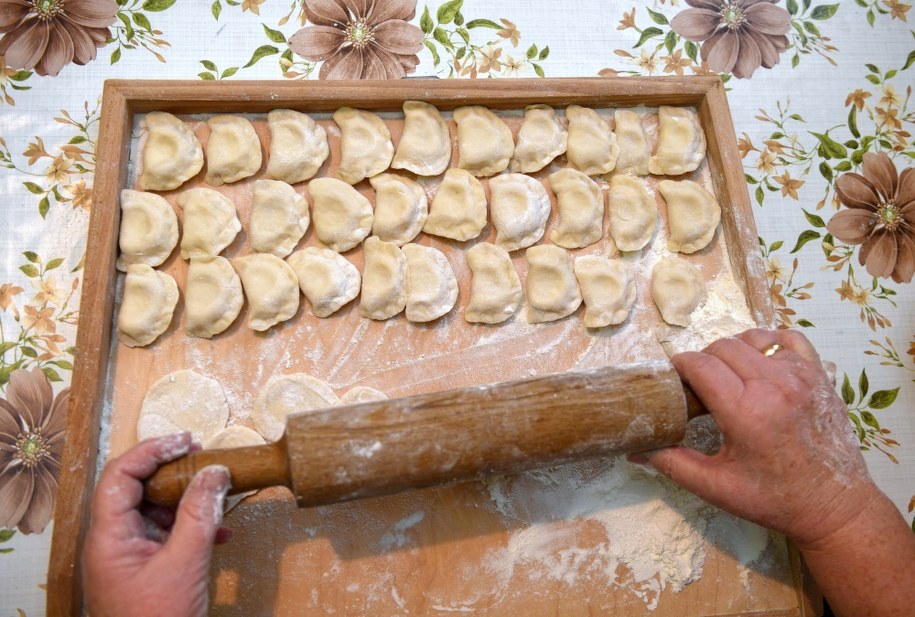 Podzielić się możemy wszelkiego rodzaju świeżym jedzeniem: od bigosu, mięsa i ryb przez pierogi i chleb po ciasta i ciasteczka /Darek Delmanowicz /PAP