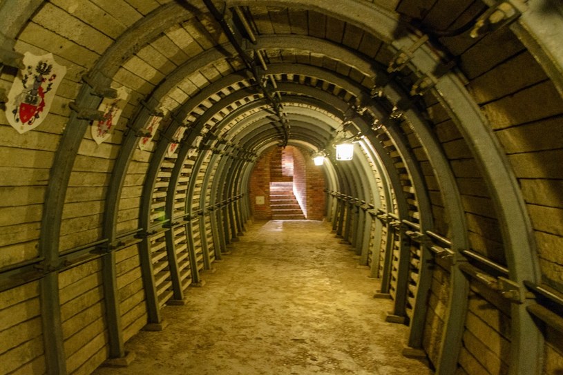 Podziemna trasa turystyczna to zespół dawnych miejskich piwnic i tuneli. Składa się z 34 połączonych ze sobą pomieszczeń, położonych na głębokości od 4 do 12 metrów /123RF/PICSEL