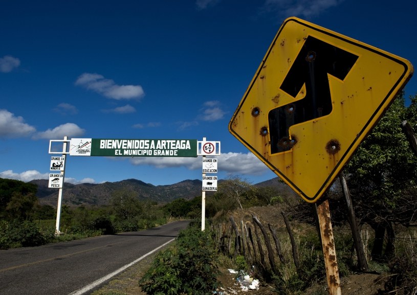 Podziurawiony kulami znak wita wjeżdżających do Arteagi /AFP