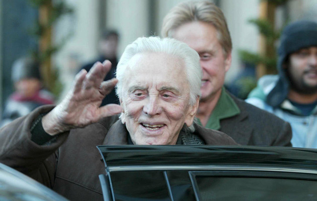 - Podziwiam sposób, w jaki Michael podszedł do swojej choroby - mówi Kirk Douglas &nbsp; /Splashnews