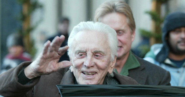 - Podziwiam sposób, w jaki Michael podszedł do swojej choroby - mówi Kirk Douglas &nbsp; /Splashnews