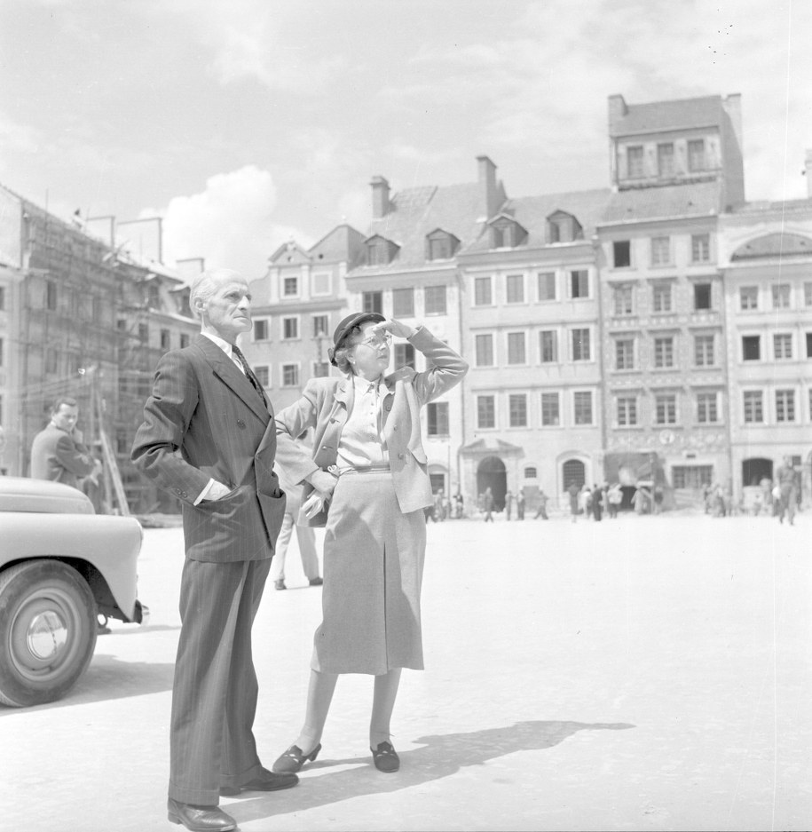 Poeta Julian Tuwim z żoną Stefanią na Rynku Starego Miasta /CAF /PAP